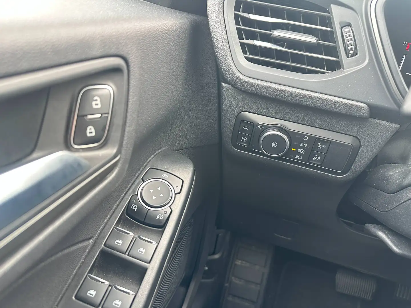 
								2025 Ford Escape PHEV full									